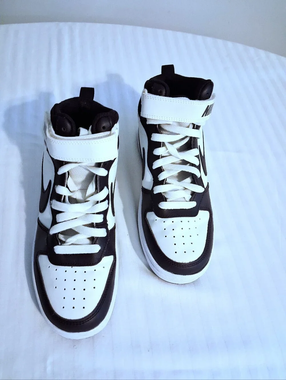 Boys Nike Mid Top Sneakers Size 6Y